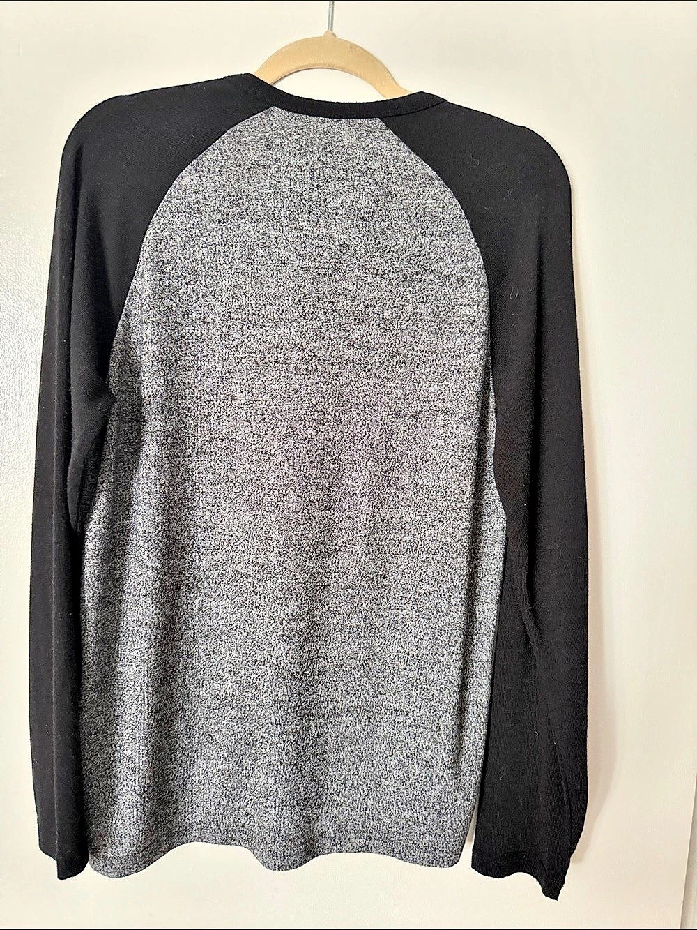 GUESS Men's Color Block Raglan Top Size Medium - Picture 3 of 4